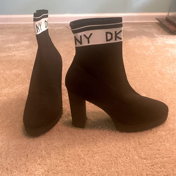 DKNY knit booties- size 8 - Picture 1 of 2